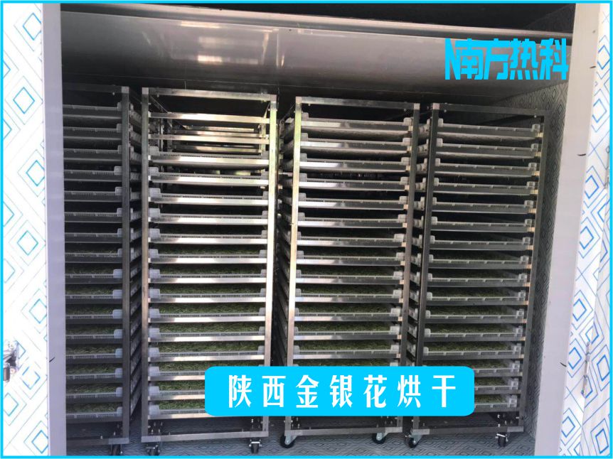 南方熱科金銀花烘干機(jī)溫濕度參數(shù)設(shè)置是預(yù)熱溫度設(shè)定為35-40℃左右，然后將擺好金銀花的物料架推入烘干房，然后提升5℃，加大排濕，時(shí)間5小時(shí)左右。