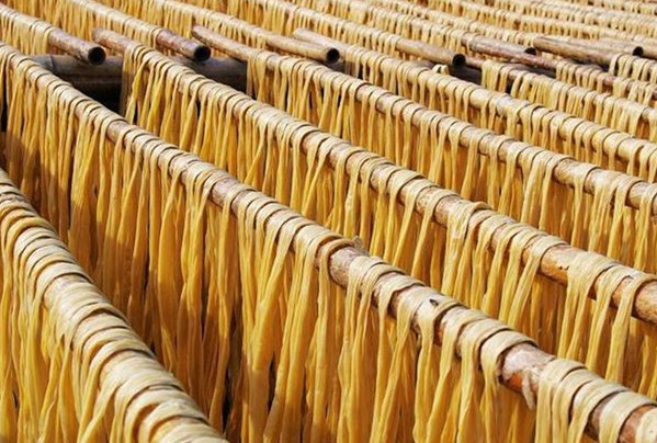 南方熱科六大腐竹生產(chǎn)基地，即江西高安腐竹、廣西高田腐竹、福建三明腐竹、河南許昌的“腐竹之鄉(xiāng)”、廣西賀州腐竹、廣東新橋腐竹加工廠紛紛用起了南方熱科空氣能熱泵腐竹烘干機(jī)